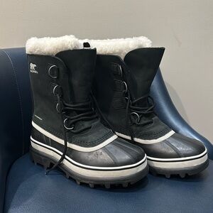 NEVER WORN Sorel Caribou Black/Dark Stone Snow Winter Boots Size 7 New With Tags